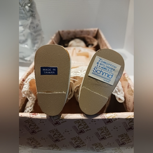 Schmid - 1984 Porcelain Music Box Doll - Picture 6 of 9